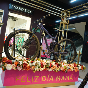 Pedaleos de amor, una feliz mamá con su nueva bicicleta